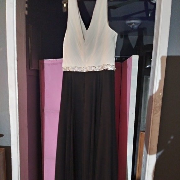 Elegant gown - Picture 2 of 2